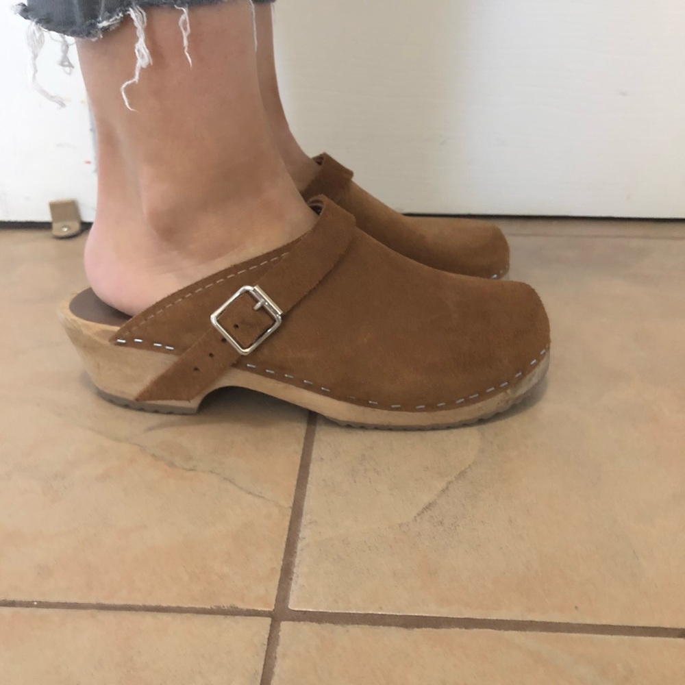 Suede clog